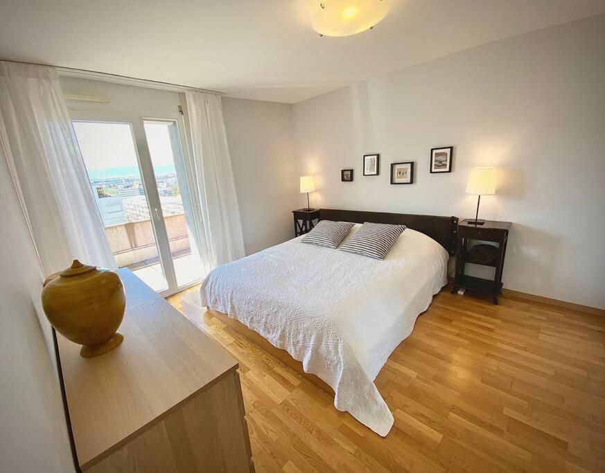 Spacious And Bright 2 Bedroom With Terrace Apartment *
