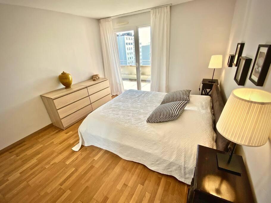 Spacious And Bright 2 Bedroom With Terrace Apartment Lausanne